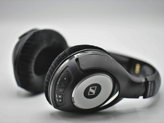 headphones-g945c491eb_1280